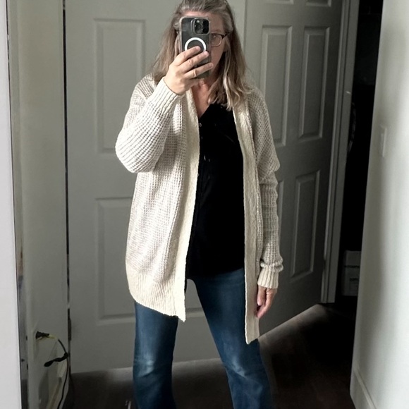 Women’s Urban Outfitters Medium Oversized Sweater Fits Large Cream Tan Cardigan - Picture 3 of 9